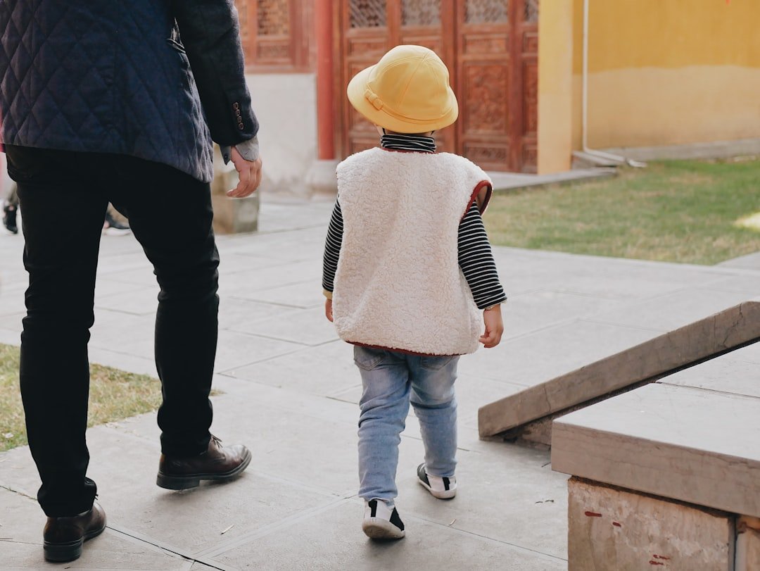 guardería Montessori Duquesa - Guía Montessori acompañando a un niño en su trabajo individual.