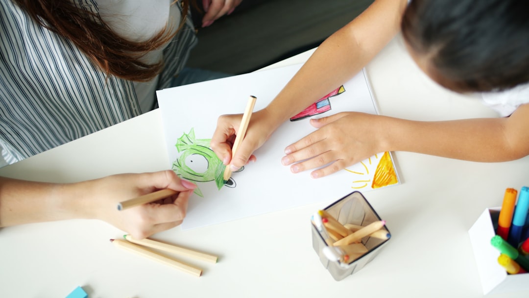Preescolar Montessori en Duquesa precio - Madre e hijo en el trayecto matutino hacia el colegio