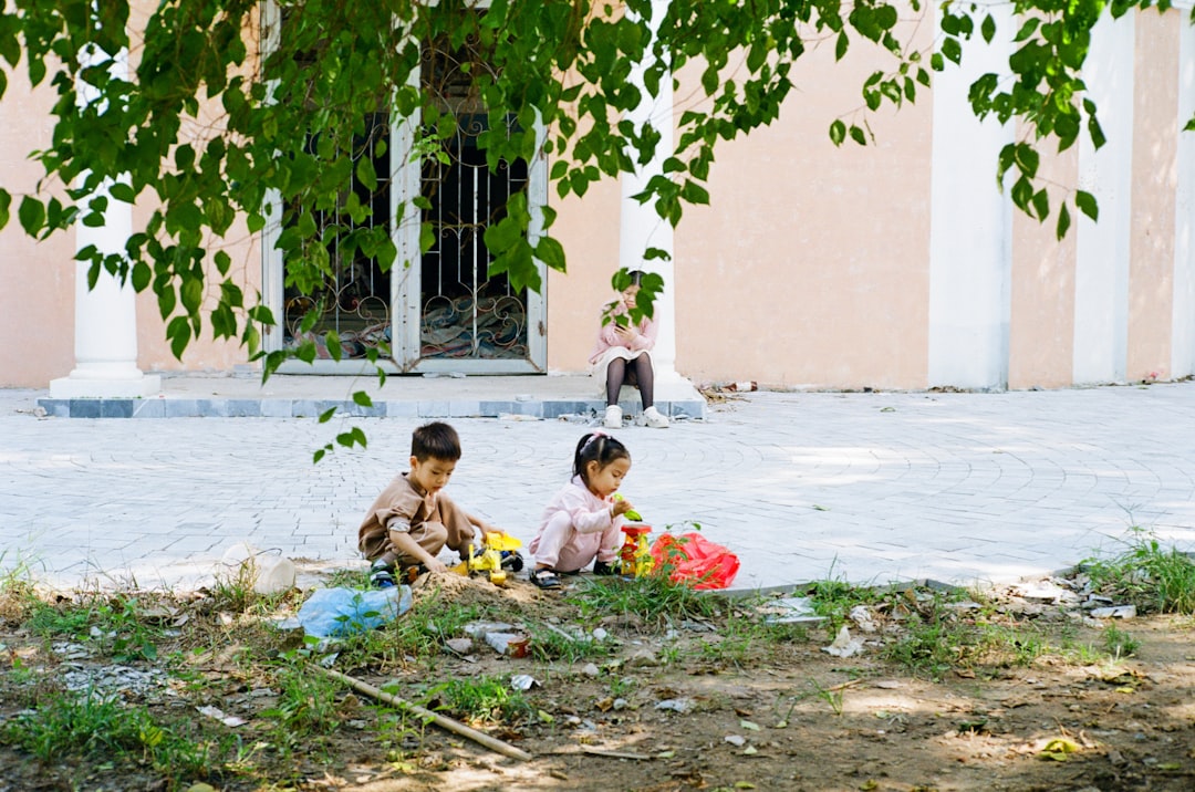 Preescolar Montessori en Campo de Gibraltar - Niños jugando al aire libre en un colegio bilingüe