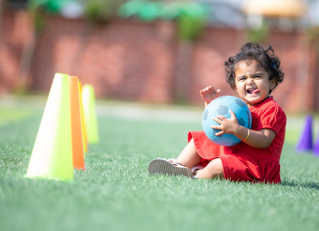 Preescolar Montessori en Campo de Gibraltar precio - Niño concentrado en un trabajo con material Montessori de vida práctica.