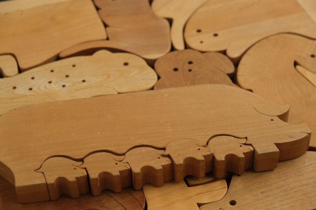inversión educación Montessori - Detalle de materiales de aprendizaje Montessori hechos de madera natural.