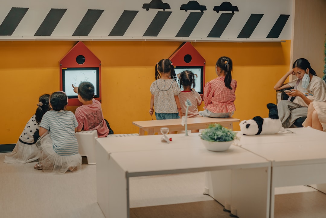 educación Casa de Niños - Familia visitando el aula de Casa de Niños