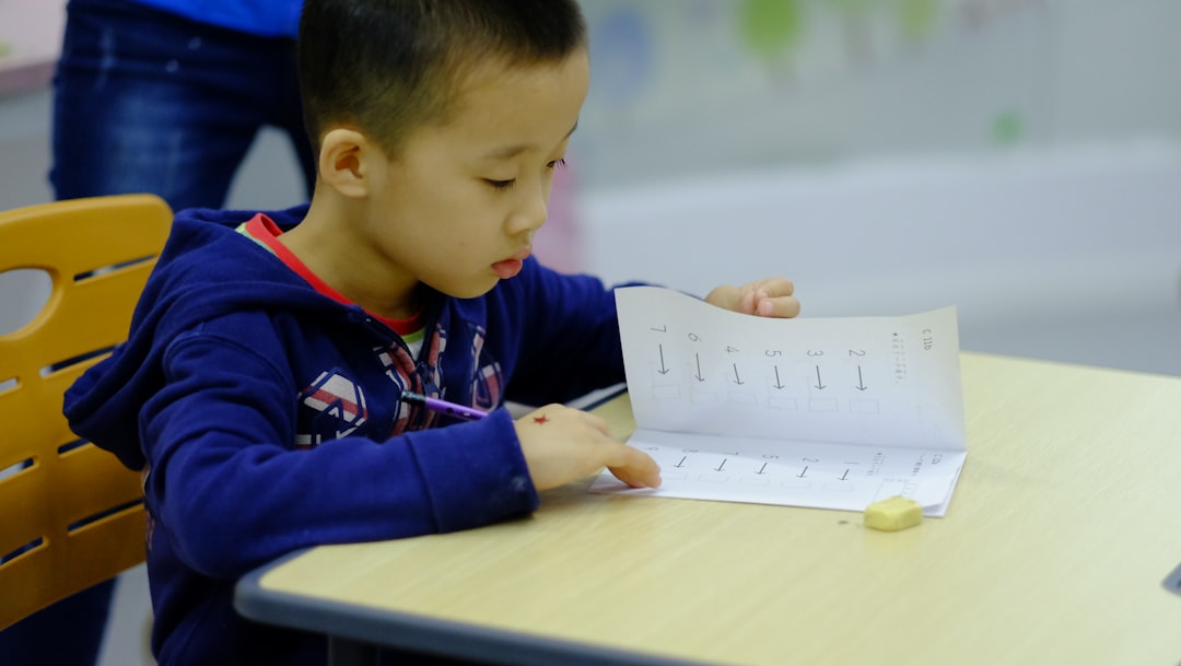 guardería Montessori cerca de San Roque - Actividad de vida práctica Montessori: concentración y autonomía