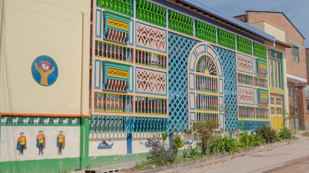 Casa de Niños Montessori en Estepona precio - Niño concentrado con material sensorial Montessori en aula preparada