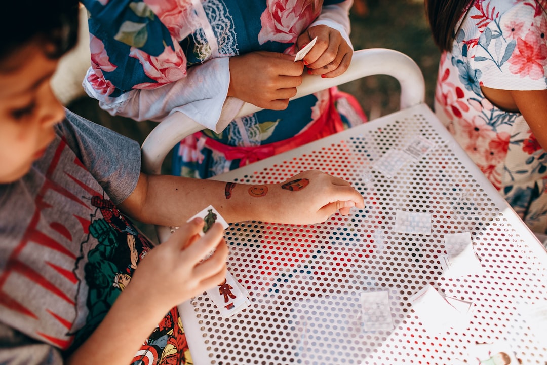 Casa de Niños Montessori en Sabinillas precio - Niños de 3-6 años trabajando con materiales Montessori en aula preparada