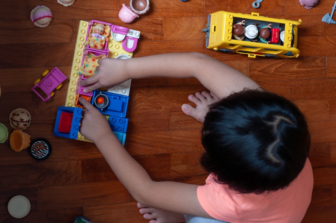 Casa de Niños Montessori en Casares - Niño concentrado con un material sensorial Montessori en el aula