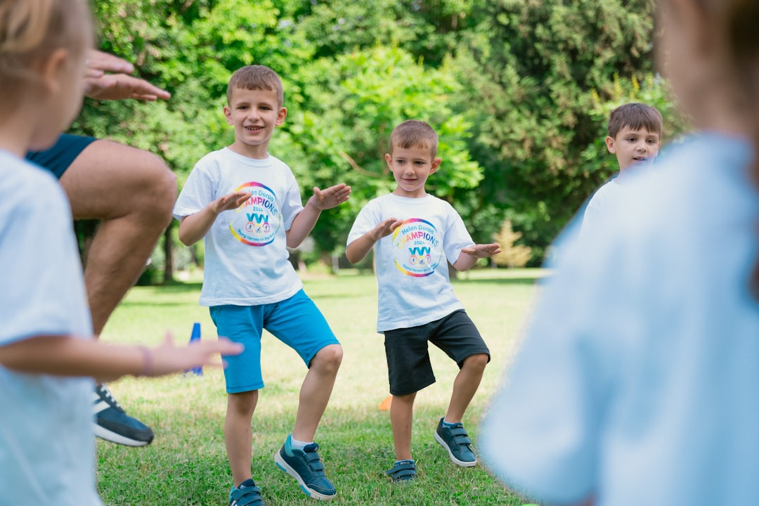 Casa de Niños Montessori en Casares - Niños de Casa de Niños jugando al aire libre en un entorno Montessori