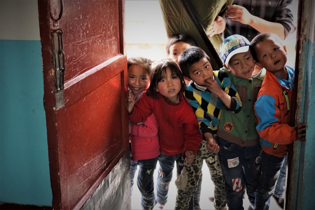 Casa de Niños Montessori cerca de Casares - Guía Montessori presentando la torre rosa a un niño de 4 años