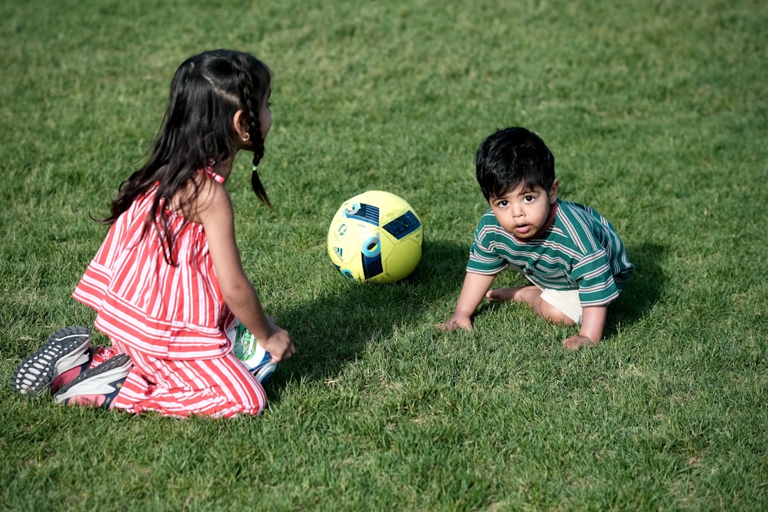 Casa de Niños Montessori en Casares precio - Niños de preescolar disfrutando del juego libre al aire libre