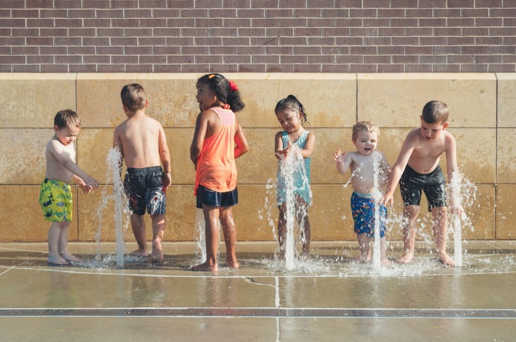 Niños jugando con agua en actividades de verano