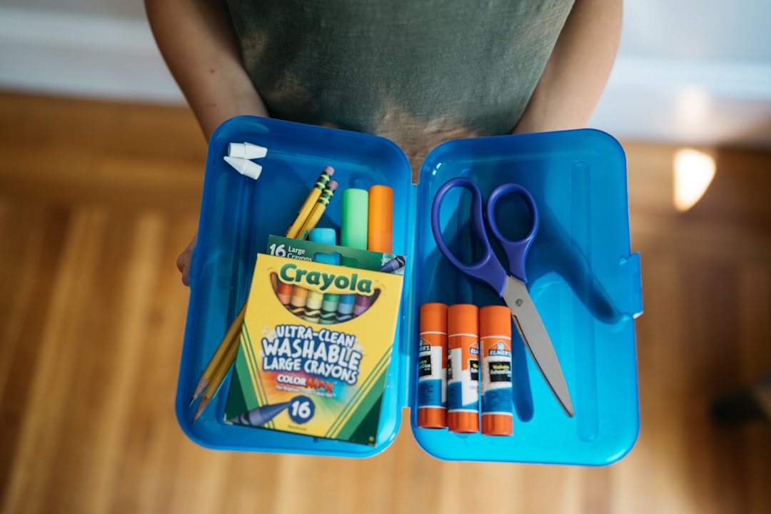 actividades temáticas de agosto para niños - Niño preparando su material escolar para la vuelta al cole