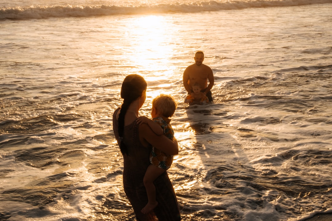 Familia disfrutando de un verano de conexión en la naturaleza
