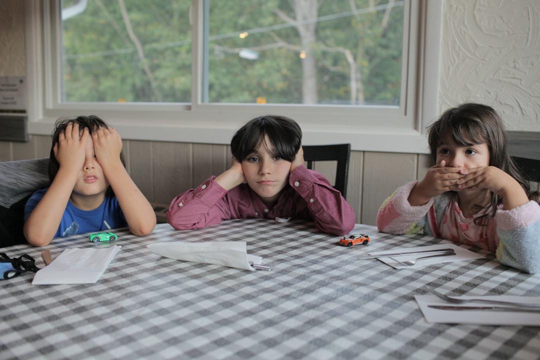 verano de conexión en familia - Niño aburrido en casa descubriendo su creatividad