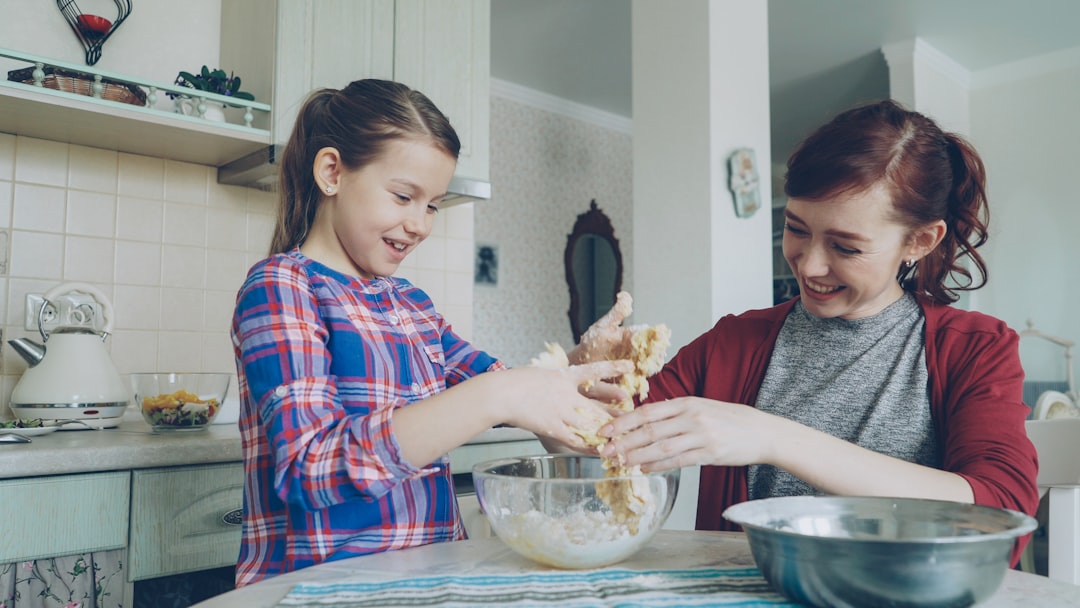 verano de conexión en familia - Niños ayudando en la cocina como aprendizaje real