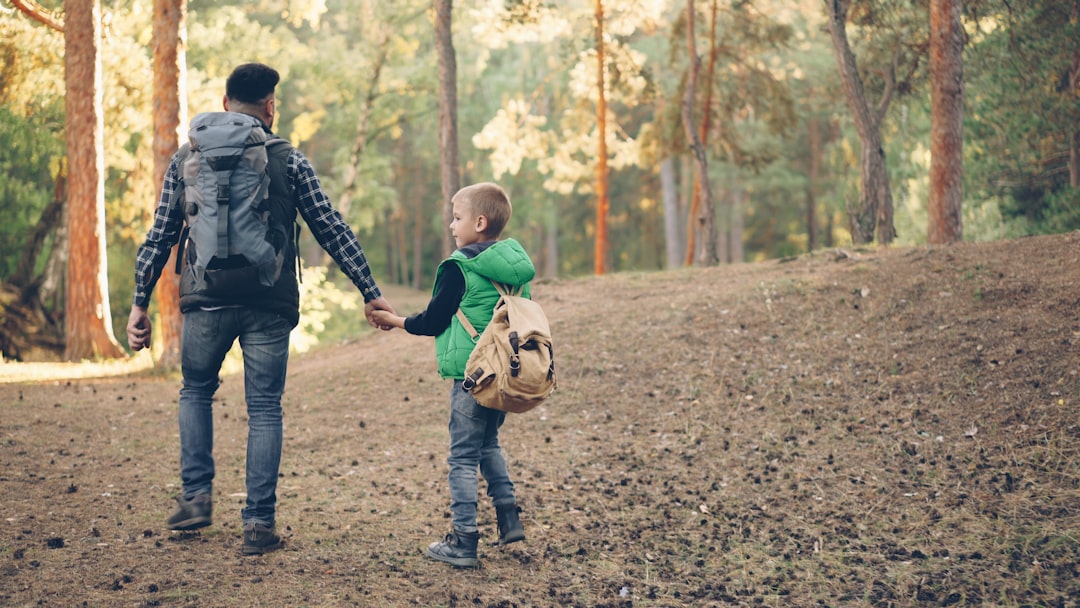 vacaciones conectados en familia - Familia explorando senderos en la naturaleza durante el verano