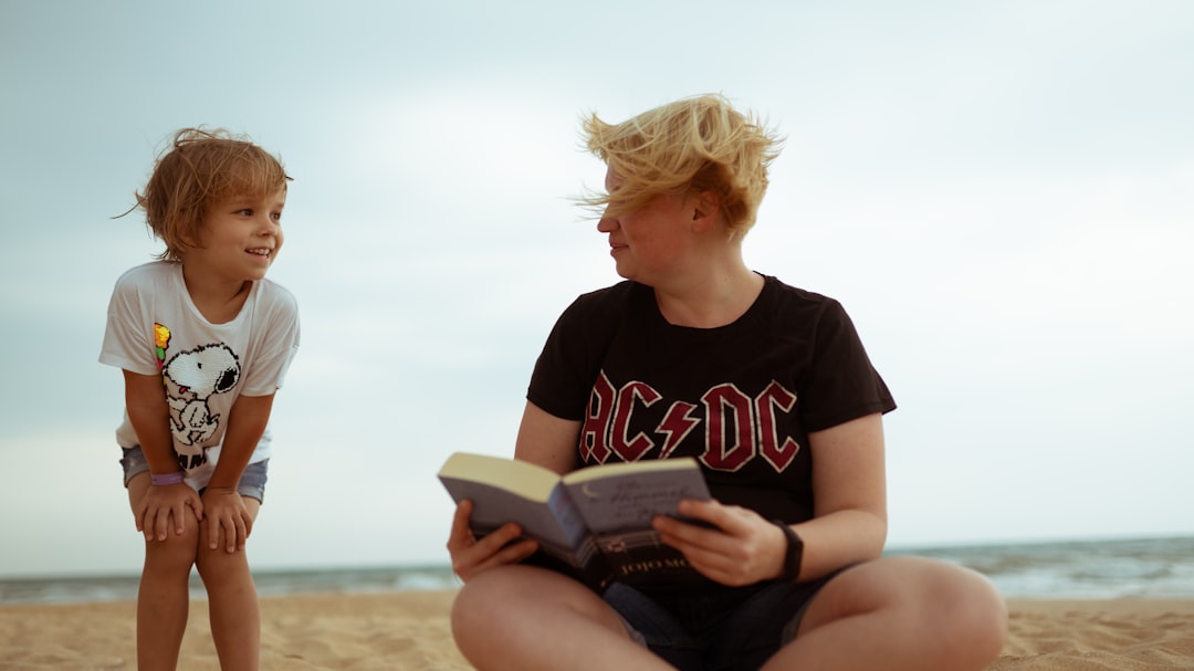 verano en familia - Madre e hijo leyendo juntos una tarde de verano