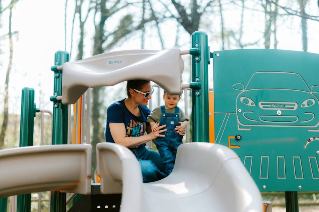 Jugar al aire libre es uno de los mejores tips para el verano con peques