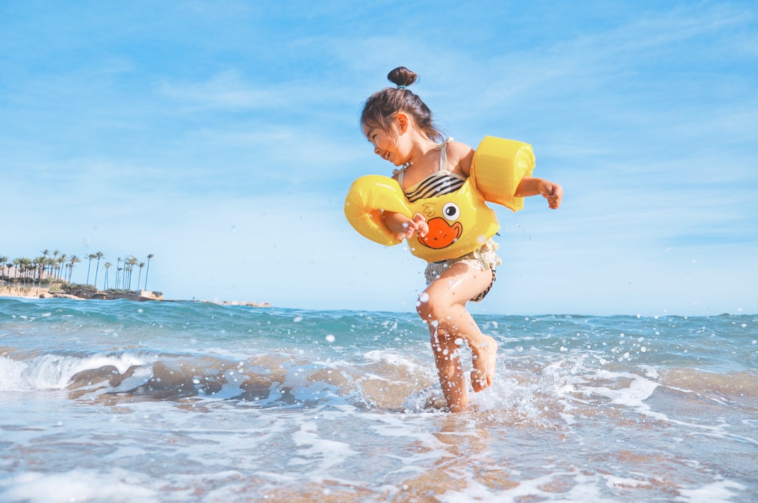 tips para el verano con peques - Involucrar a los niños en tareas cotidianas fomenta su autonomía