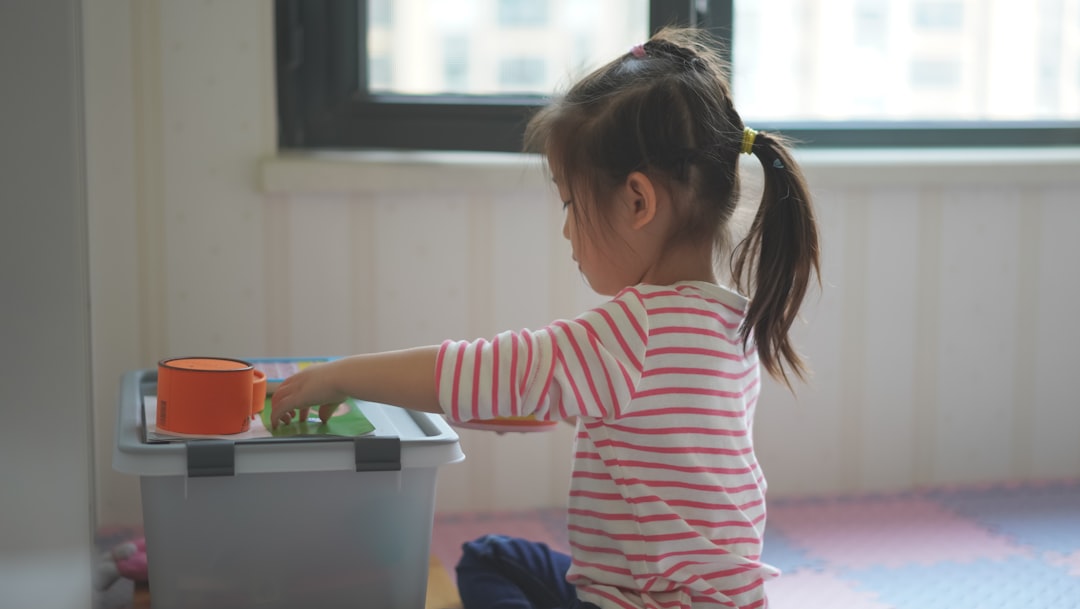 vacaciones con peques - Un ambiente preparado en casa favorece la independencia del niño
