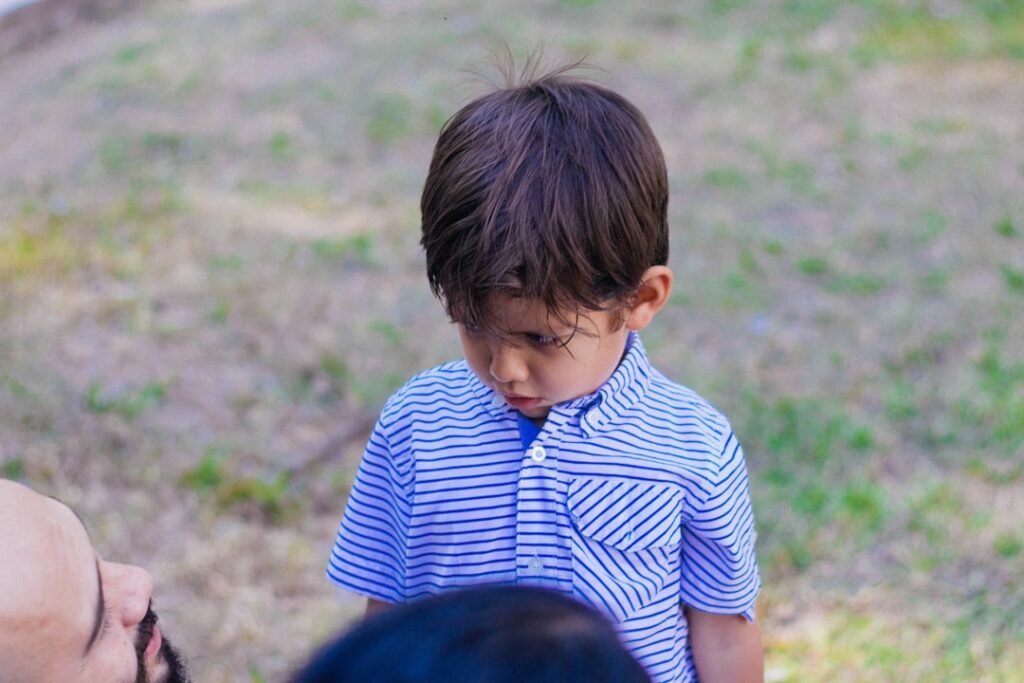 Madre intentando hablar con su hijo mientras él juega