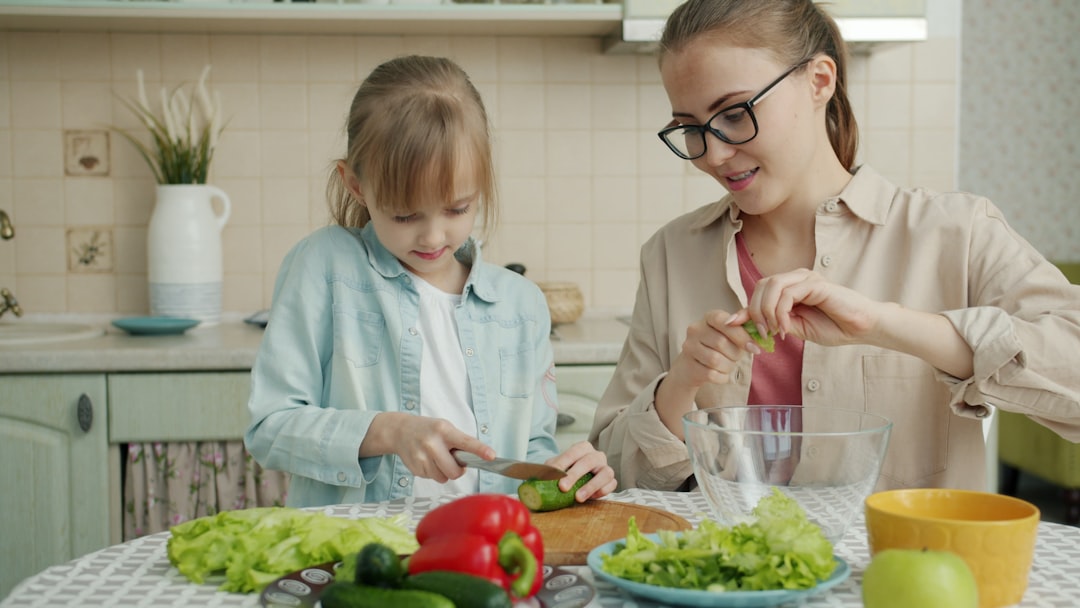 proveedor de catering infantil - Plato equilibrado con verduras, proteínas y carbohidratos complejos