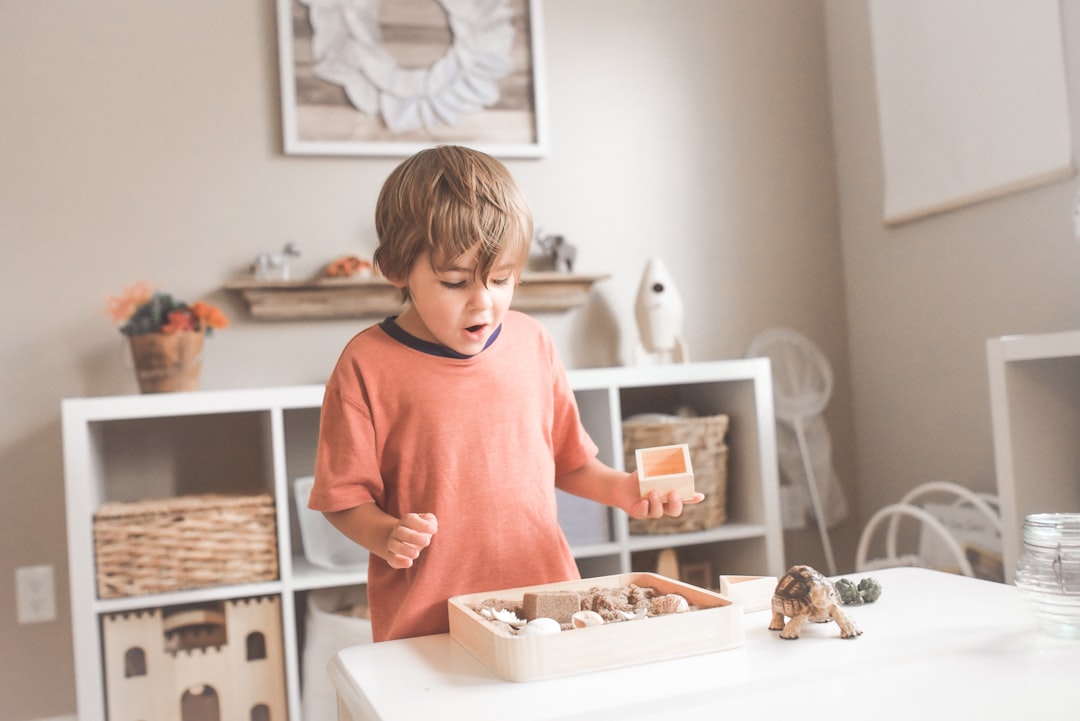 Casa de Niños Montessori en Algeciras precio - Actividad de vida práctica en una Casa de Niños Montessori