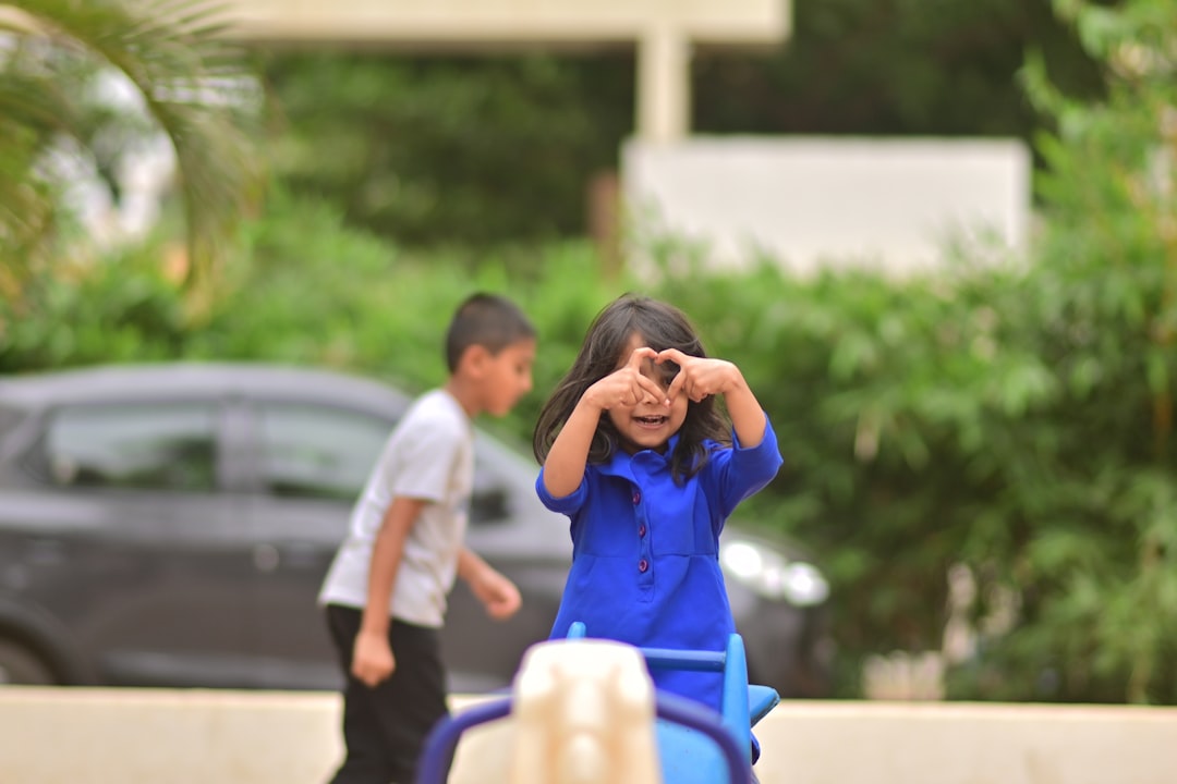 Casa de Niños Montessori en Algeciras precio - Niños jugando al aire libre en un colegio bilingüe