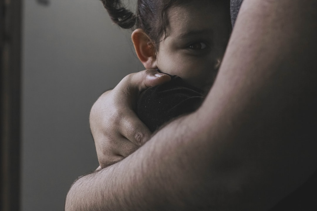 hijo no quiere ir al colegio - Madre escuchando con calma a su hijo