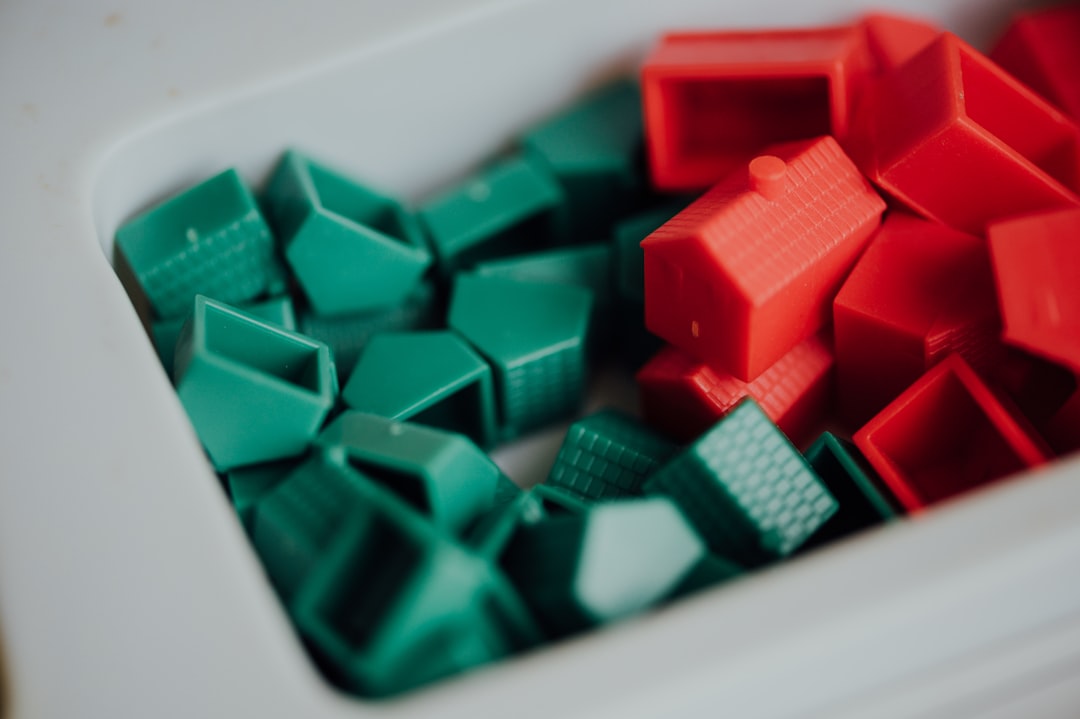 materiales sensoriales Montessori - Niño clasificando bloques por tamaño en un ambiente Montessori