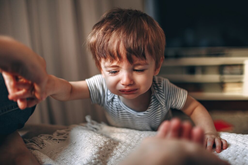 Padre acompañando con calma a un niño durante una rabieta