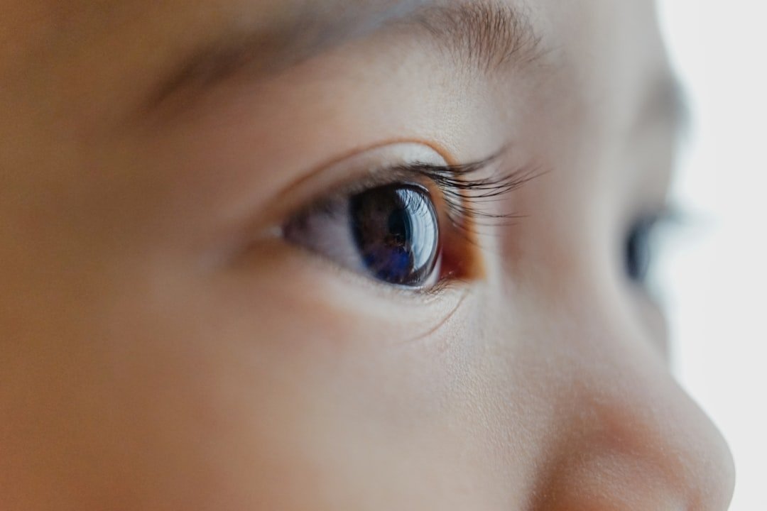 niños que no obedecen - Madre hablando con su hijo a la altura de sus ojos
