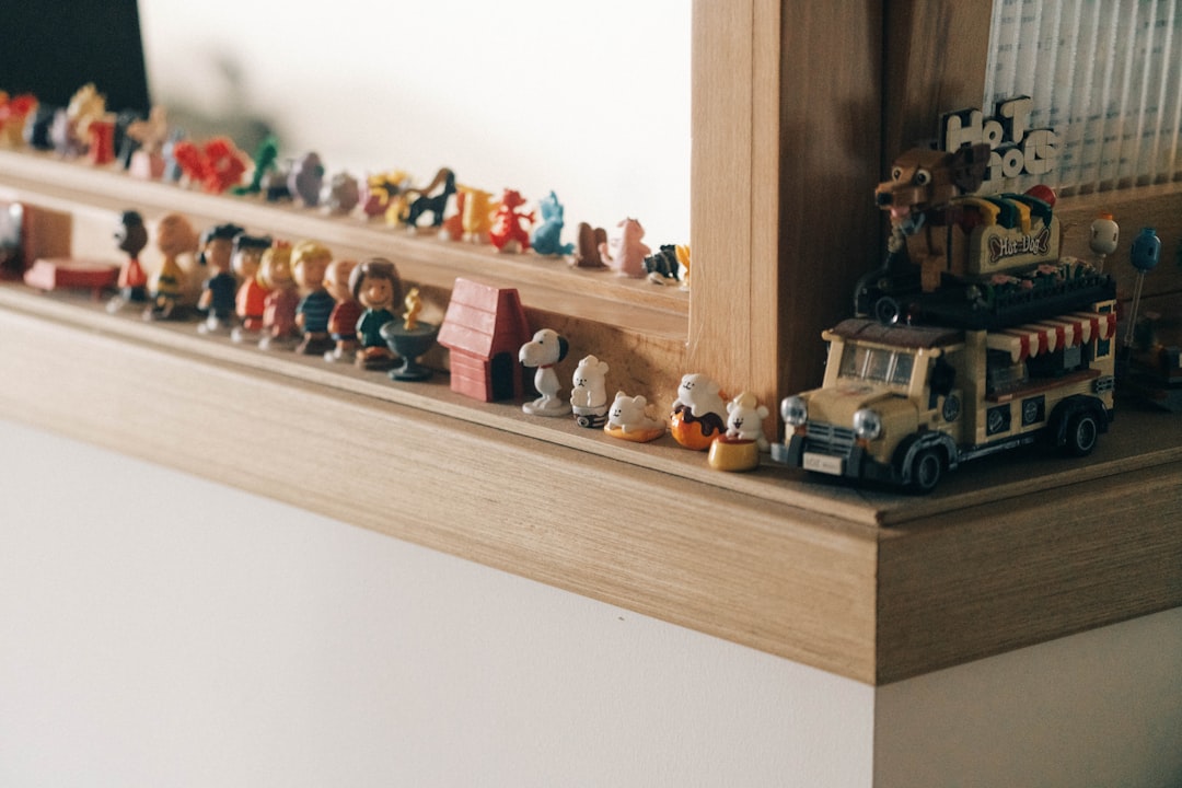 niños desobedientes - Habitación infantil con estanterías bajas y materiales accesibles