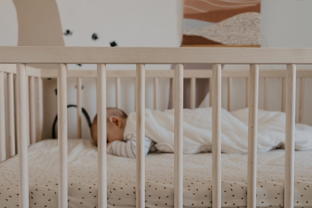 dormir solo método Montessori - Niño durmiendo tranquilamente en su cama baja, sin barreras físicas.