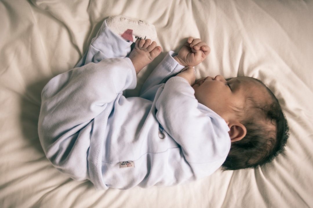 dormir solo método Montessori - Ambiente Montessori con luz tenue y materiales accesibles para la hora de dormir.