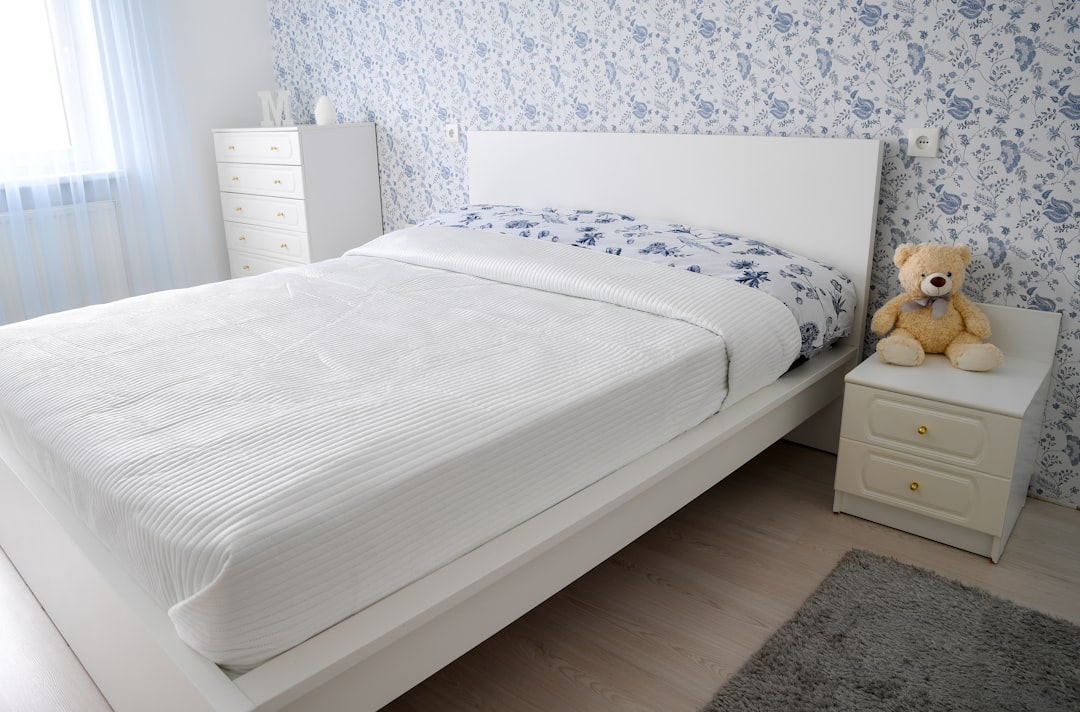 sueño independiente Montessori - Habitación infantil con muebles bajos y estanterías al alcance del niño.