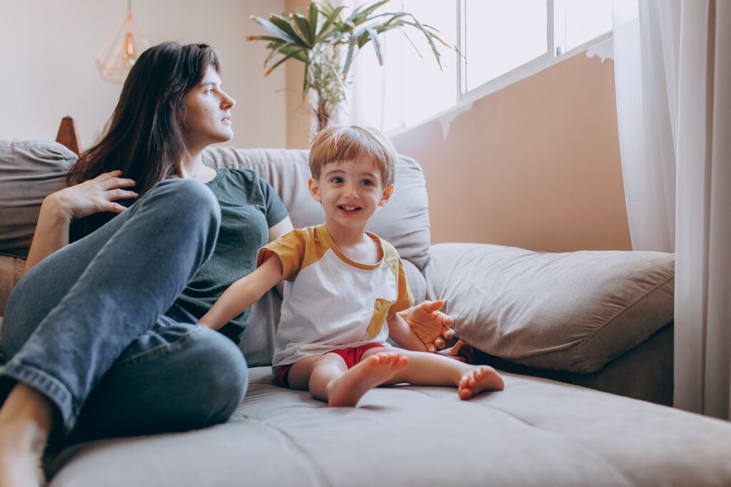Madre hablando con calma a su hijo pequeño