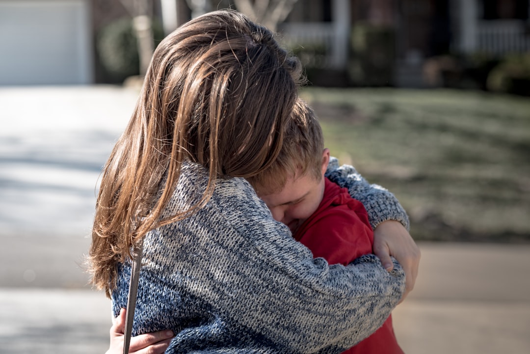 poner límites de forma respetuosa - Padre e hijo abrazándose después de un conflicto