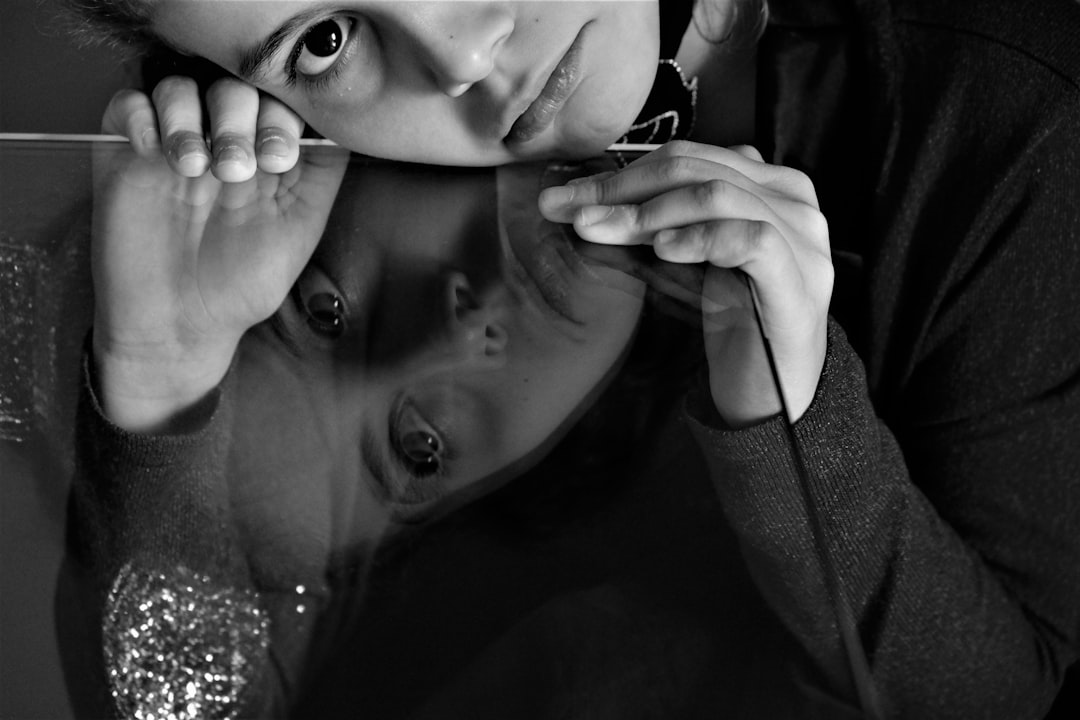 Madre hablando a su hijo a la altura de sus ojos, una de las bases del lenguaje Montessori