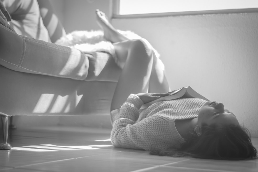 educar sin gritar - Un niño en plena rabieta mientras su madre espera con paciencia y presencia.