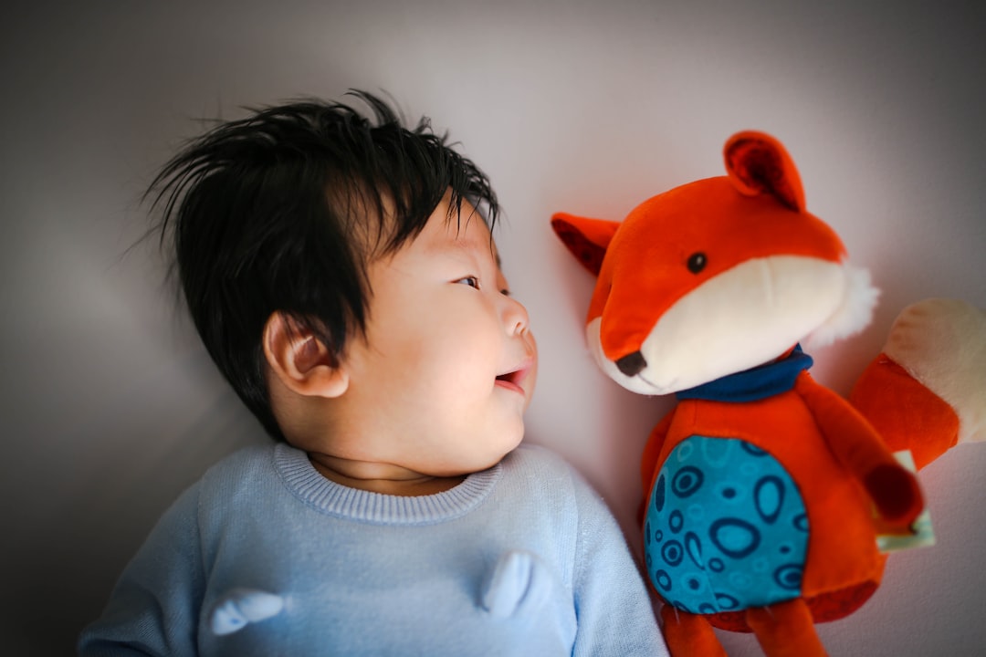 cuentos infantiles cortos para dormir - Niño dormido tranquilo con su peluche favorito