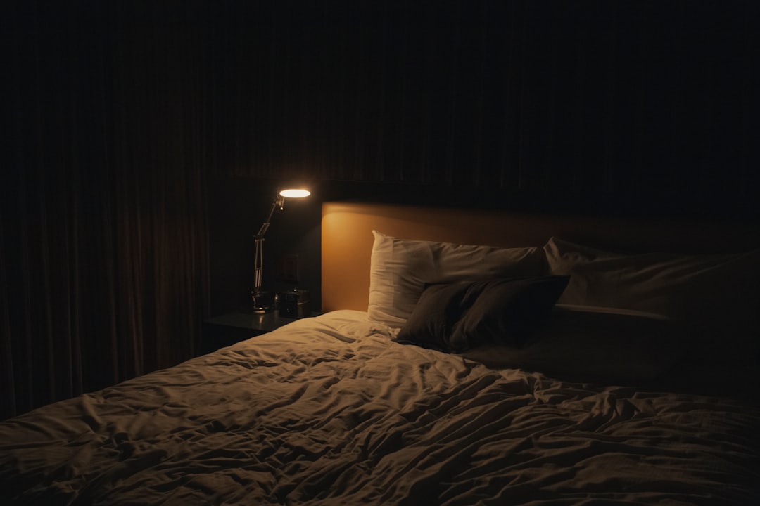 historias breves para conciliar el sueño - Rutina familiar nocturna con luz cálida y lectura