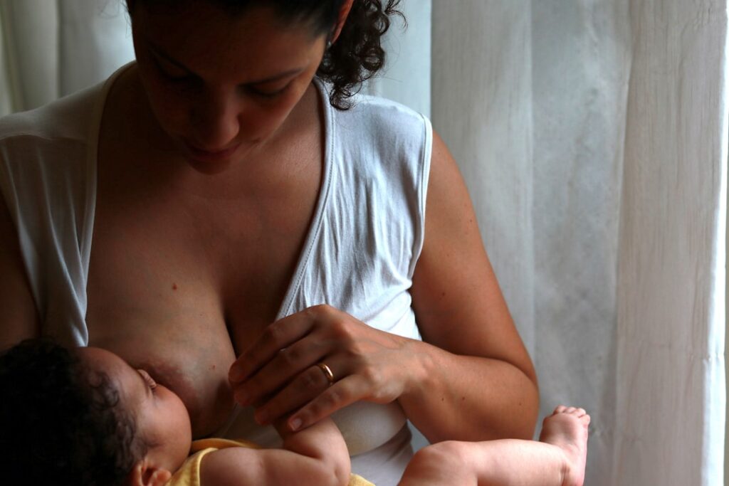 Madre amamantando a su bebé en un momento de calma