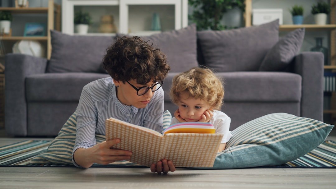 dejar de dar el pecho - Madre e hijo compartiendo un momento de lectura antes de dormir