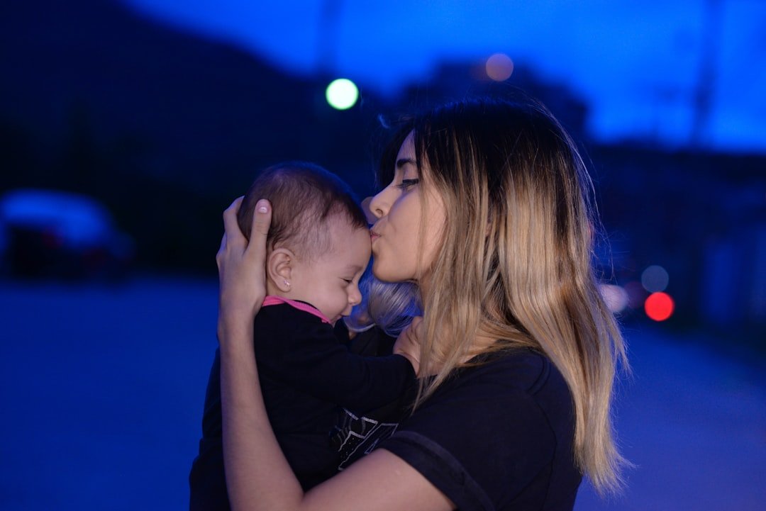 Madre consolando a su bebé durante el destete nocturno