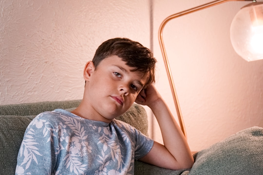 mi hijo no obedece - Niño concentrado en su juego mientras su madre le habla: el cerebro infantil prioriza lo que le motiva.