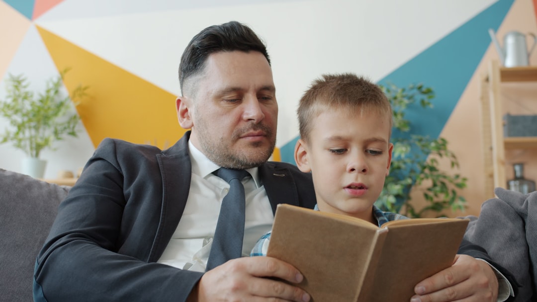 enseñar a un niño a leer - Padre e hijo compartiendo un momento de lectura en casa
