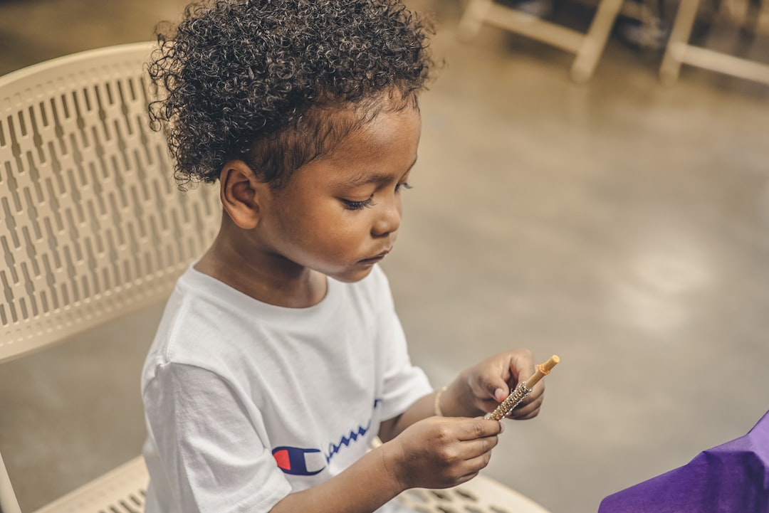 mi hijo no obedece - Niño eligiendo entre dos actividades en un aula Montessori