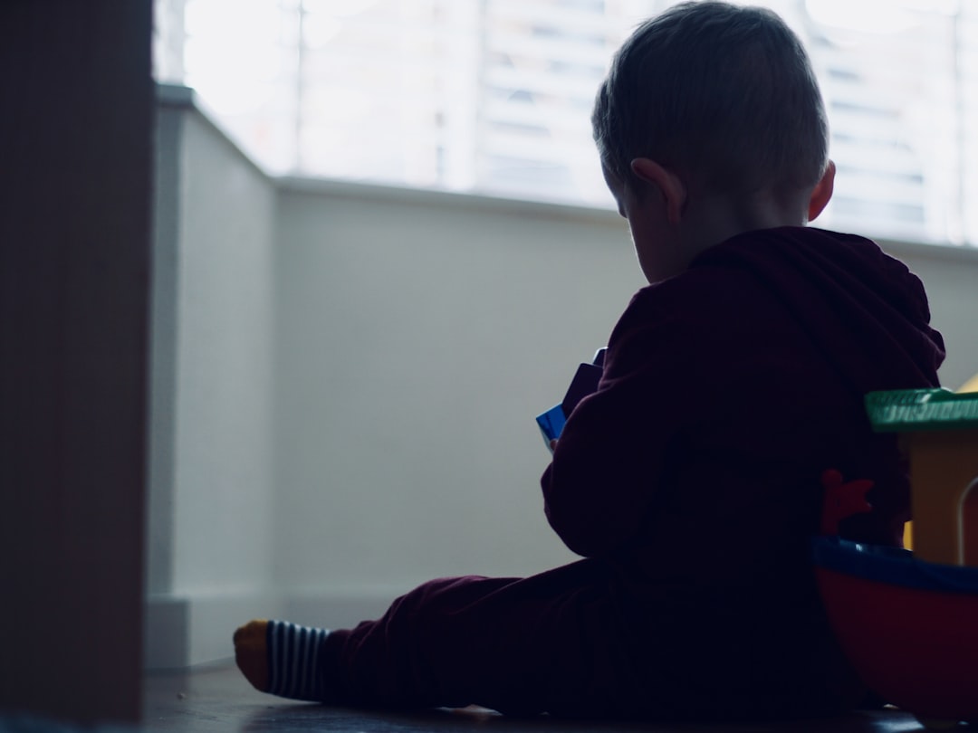 niño que no obedece - Niño concentrado jugando con bloques en silencio