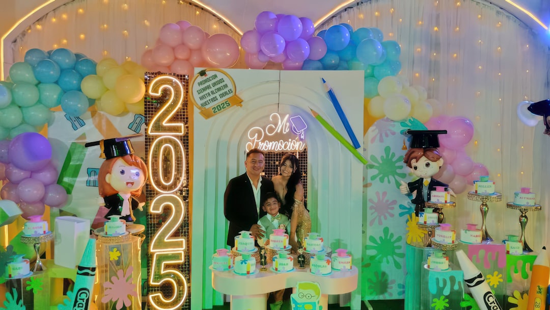 cierre de ciclo Montessori - Una familia celebrando el crecimiento y logros de su hijo.