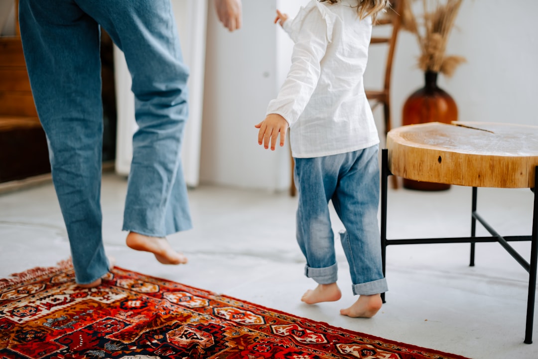 cambio de ambiente Montessori - Una guía Montessori acompañando a un niño en su adaptación a un nuevo ambiente.